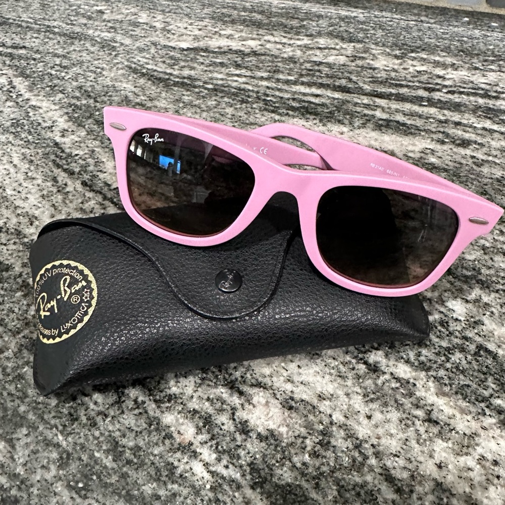 Ray-Ban Wayfarer Pink Sunglasses with Case